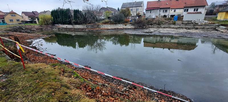 Rekonstrukce rybníka v Nesuchyni.