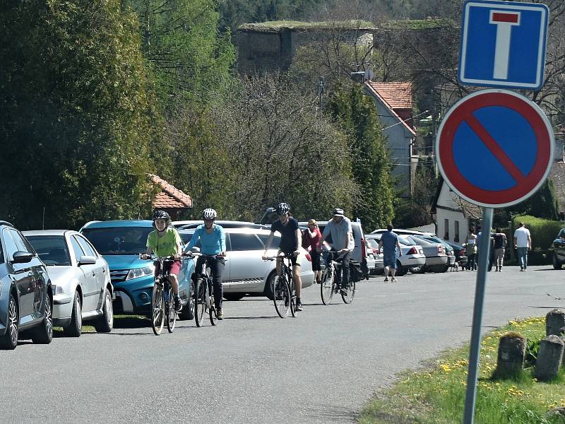 Krásné počasí přilákalo na Krakovec stovky turistů.