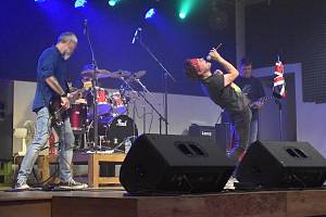 Vzpomínkový koncert kapel Sestra rock, Five Sins a Mentol v rakovnickém Domě osvěty.