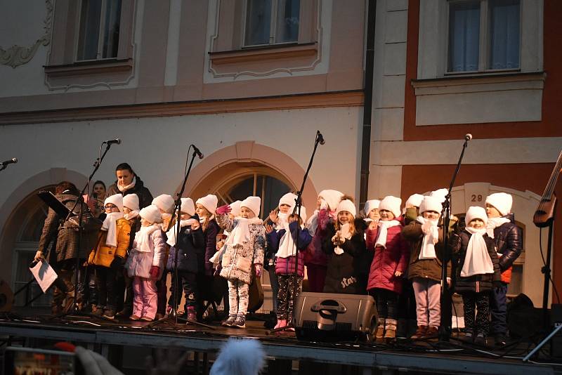 Slavnostní rozsvícení vánočního stromu na Husově náměstí v Rakovníku.