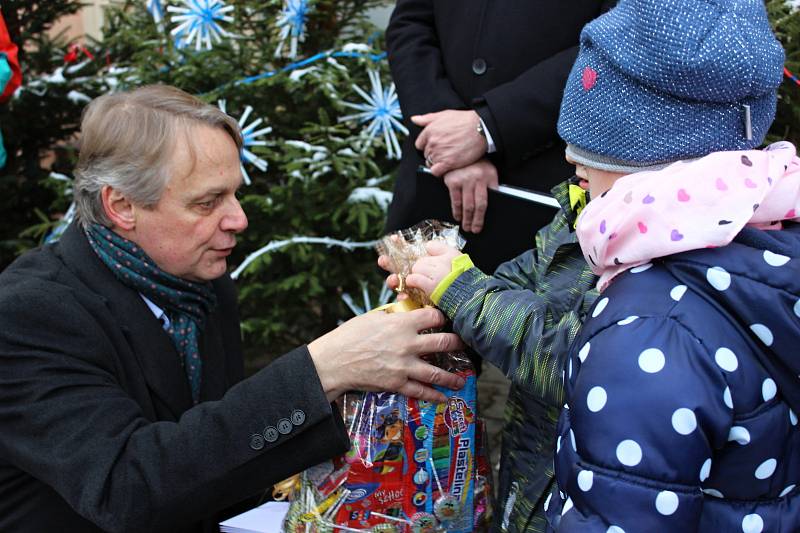 Nejkrásněji nazdobený stromeček letošního roku měla podle hlasování veřejnosti SŠ, MŠ a ZŠ Rakovník. Gratulujeme!