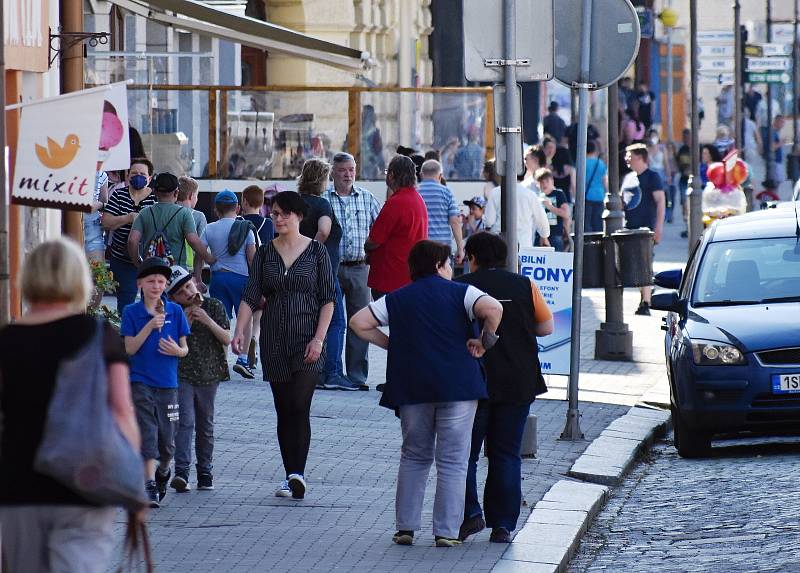 Příjemné květnové pondělí lákalo na zmrzlinu i procházku v parku.