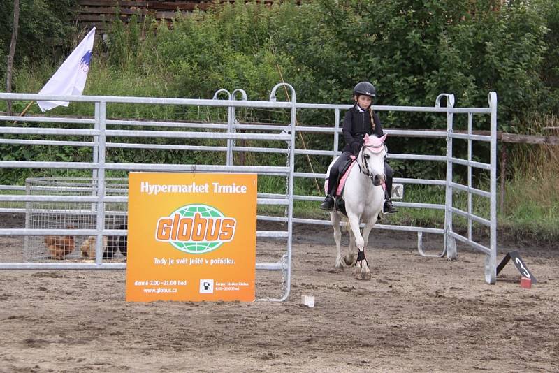 Národních soutěží Working Equitation ve Rtyni nad Bílinou se zúčastnili i koně a jezdci hředelského Jezdeckého klubu Spongilit.