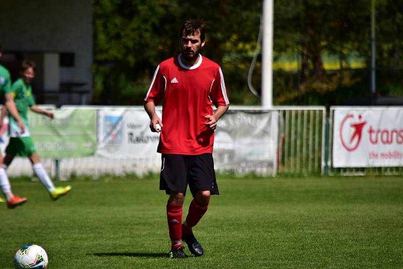 Tatran Rakovník B (v zeleném) nedal šanci Jesenici a vyhrál 6:1. nervy ale ve vedru občas pracovaly.