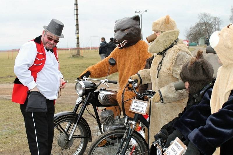 Na Masopust v Čisté dorazili přátelé ze stejnojmenných obcí napříč republikou.