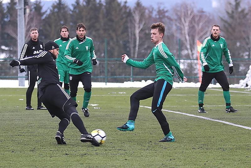 Divizní fotbalisté Tatranu Rakovník (v zeleném) vyhráli v přípravném utkání nad celkem Dobříše jasně 5:2.