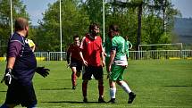 Tatran Rakovník B (v zeleném) nedal šanci Jesenici a vyhrál 6:1. nervy ale ve vedru občas pracovaly.