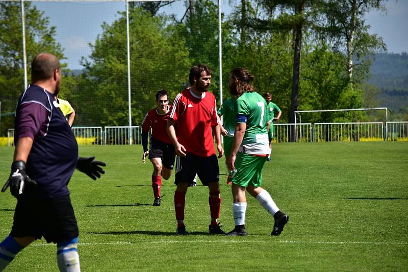 Tatran Rakovník B (v zeleném) nedal šanci Jesenici a vyhrál 6:1. nervy ale ve vedru občas pracovaly.