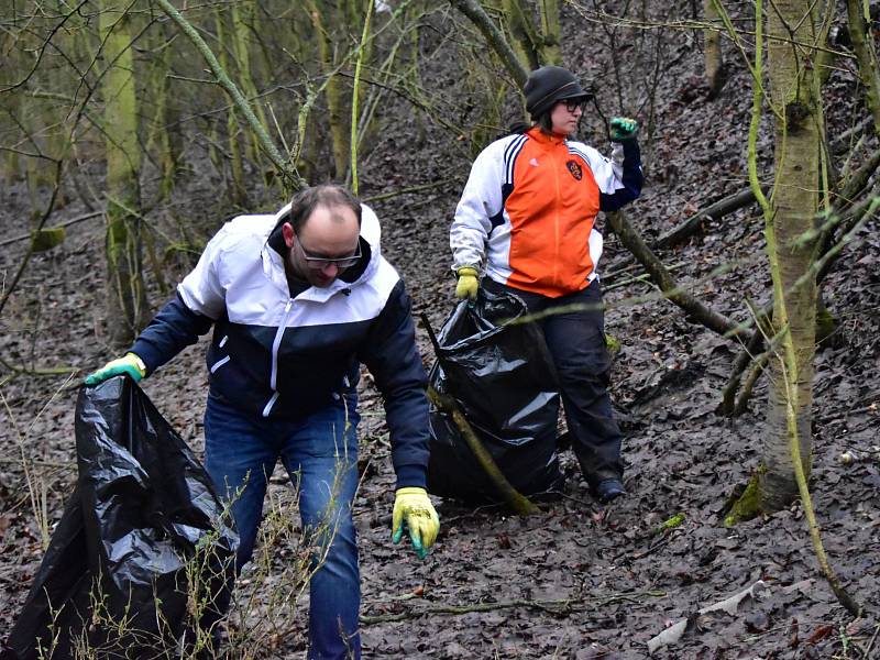 Jarní úklid okolí cyklostezky mezi Pavlíkovem a Rakovníkem.