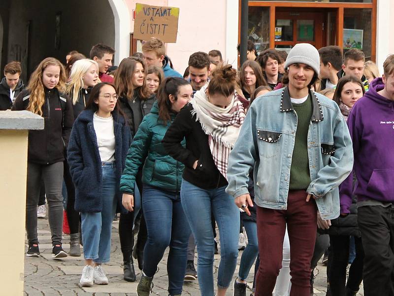 Rakovničtí studenti vyšli do ulic a připojili se ke stávce za klima. Během protestu zamířili také na radnici, kde předali místostarostovi města Jan Šváchovi otevřený dopis.