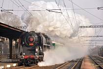 Historický vlak s parní lokomotivou 475.179 „Šlechtičnou“.