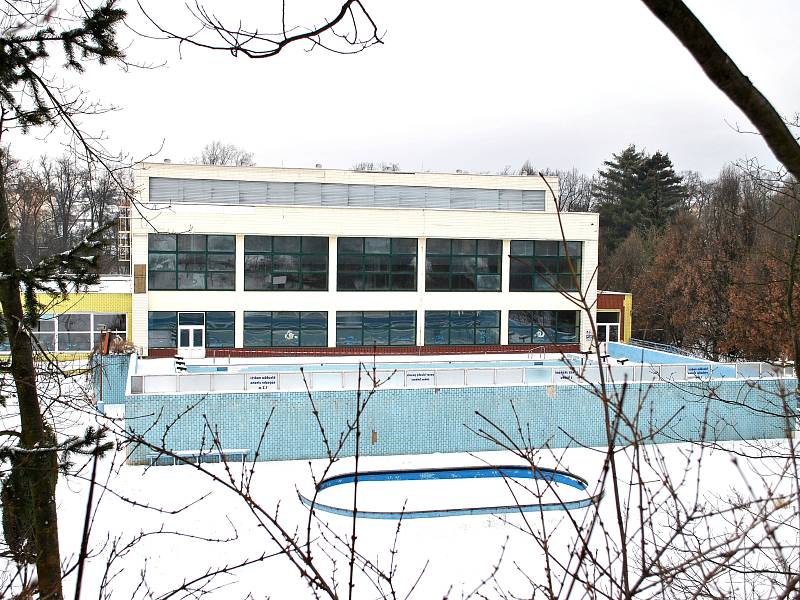 Budova plaveckého bazénu v Rakovníku je uzavřena od srpna 2016. 