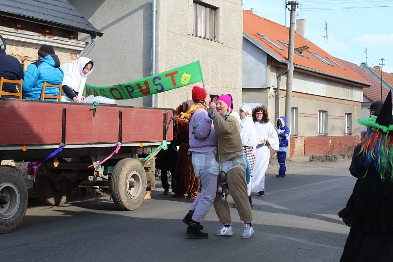 V sobotu odpoledne prošel Kolešovicemi masopustní průvod. Doprovázela ho kapela na povoze a místním nechyběla dobrá nálada.