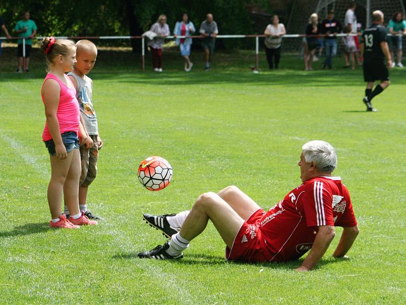 Oslavy 90 let fotbalu v Kolešovicích, stará garda Kolešovic vs. Amfora Praha, 2016