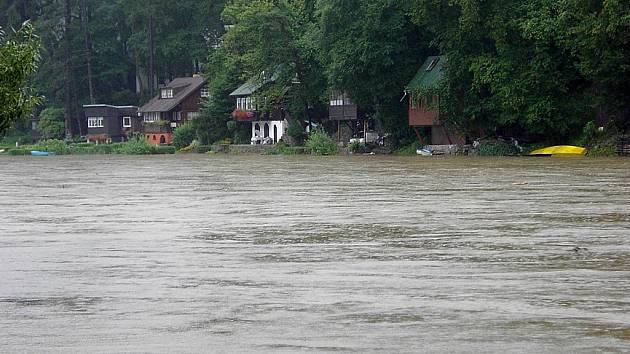 Snímek z pondělí 12. srpna 2002 z obce Roztoky a jejím těsném okolí.