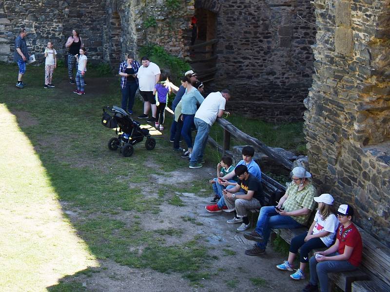 Krásné počasí přilákalo na Krakovec stovky turistů.