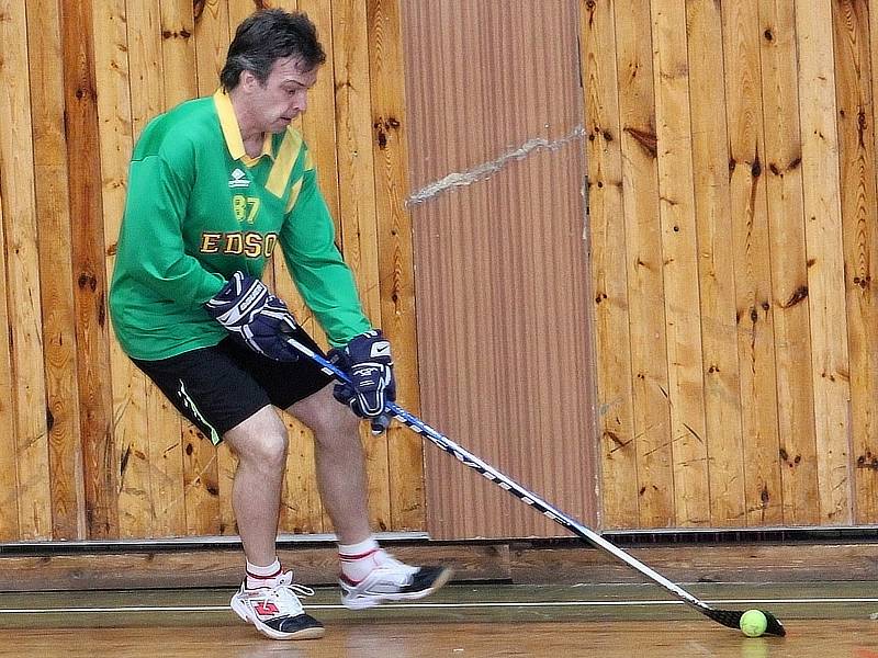 V rakovnické sportovní hale se uskutečnil druhý ročník charitativní akce Retro hokejbal pomáhá. Hokejbalisté a sponzoři vybrali dohromady přes 42 tisíc korun, které byly rozděleny čtyřem organizacím.