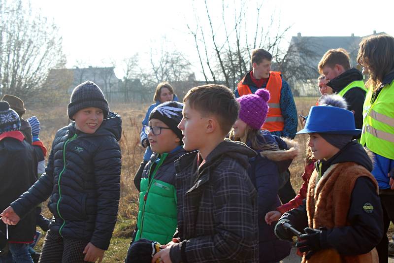 Lužnou prošly nejrůznější masky. Do rytmu jim cestou hrála hudební kapela v podání místních občanů.