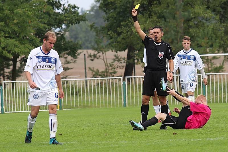 Tatran Rakovník (v růžovém) - SK Kladno 0:1