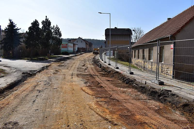 Z luženské tepny mizí "kočíčí hlavy", které k obci desítky let neodmyslitelně patřily. Opravena bude silnice i chodníky.