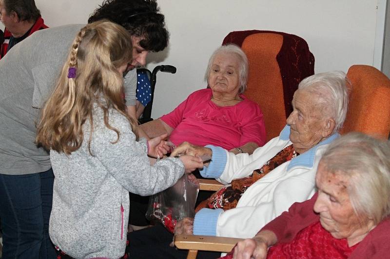 Děti ze zbečenské základní školy navštívily Domov Na Zátiší Rakovník v rámci projektu Jsem laskavec 2018.