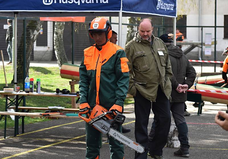 Dřevorubec junior. Mistrovství České republiky v práci s motorovou pilou pro žáky lesnických škol, areál Střední lesnické školy a SOU Křivoklát.