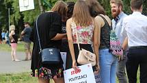 Rakovničtí studenti ve středu veřejně protestovali proti personálním změnám na místní obchodní akademii. 