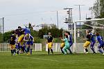 Nové Strašecí (v modrobílém) porazilo doma v derby SK Rakovník 2:1 na penalty.