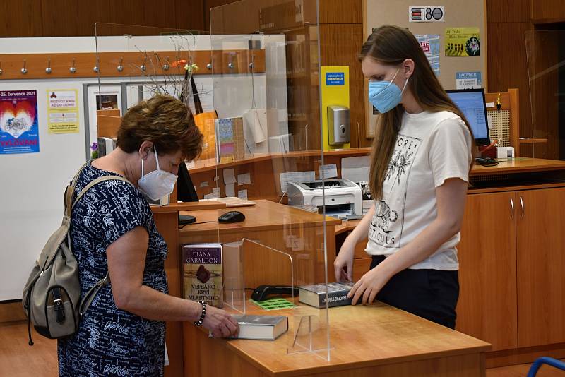 Dospělé oddělení Městské knihovny v Rakovníku v době letních prázdnin denně navštíví i 120 lidí.