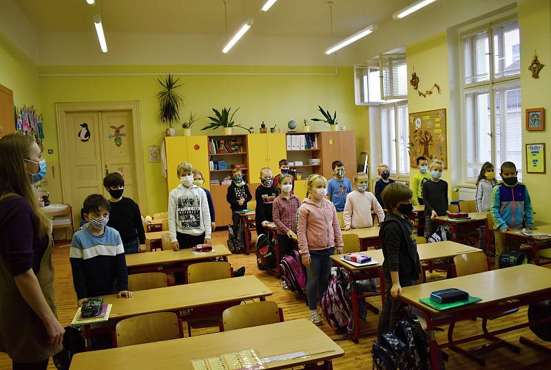 Návrat školáků do 2. základní školy v Rakovníku.