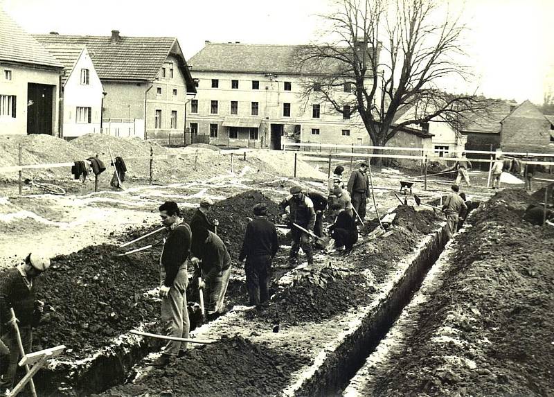 Šanov, stavba tělocvičny v roce 1975.