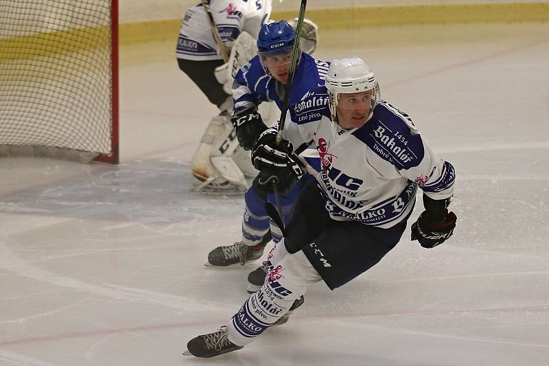 Krajská liga: Rakovník ( v bílém) - Kralupy 4:2.