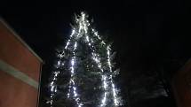 Z adventního jarmarku a rozsvícení vánočního stromu v Šanově.
