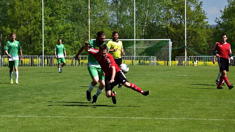 Tatran Rakovník B (v zeleném) nedal šanci Jesenici a vyhrál 6:1. nervy ale ve vedru občas pracovaly.