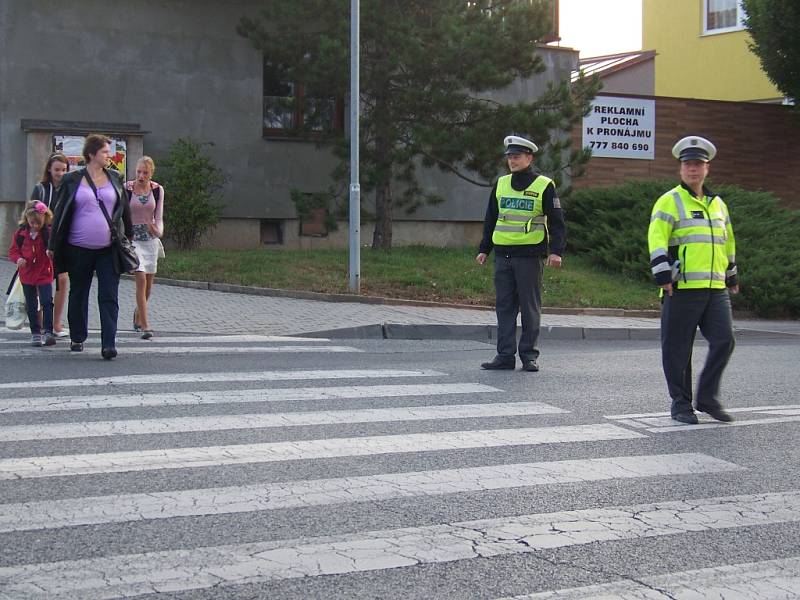 Policisté hlídají přechody kvůli školákům