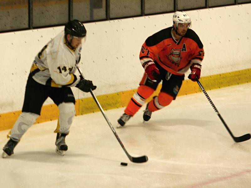 Hokejisté HC Rakovník v úvodním kole krajské ligy zdolali Králův Dvůr 3:2.