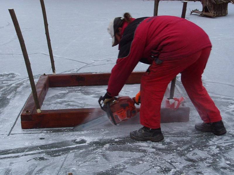 Hořesedelští rybáři prořezávají led