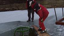 Hořesedelští rybáři prořezávají led