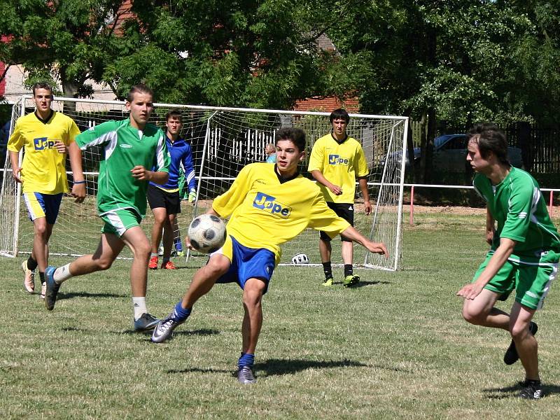 Turnaj v malé kopané v Kounově ovládli fotbalisté Hředel.