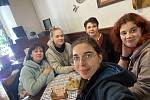 Čtyřčlenná ukrajinská rodina na svém prvním jídle v Česku v rakovnické Šalandě se svojí příbuznou žijící v Kladně Natalií.