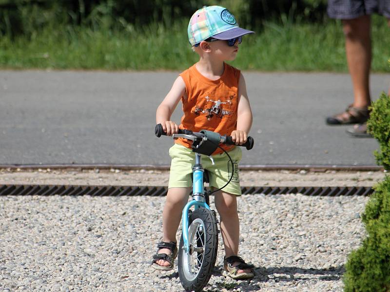 Děti v Olešné podnikly se svými rodiči cyklovýlet, poté předvedly tanečně hudební vystoupení.