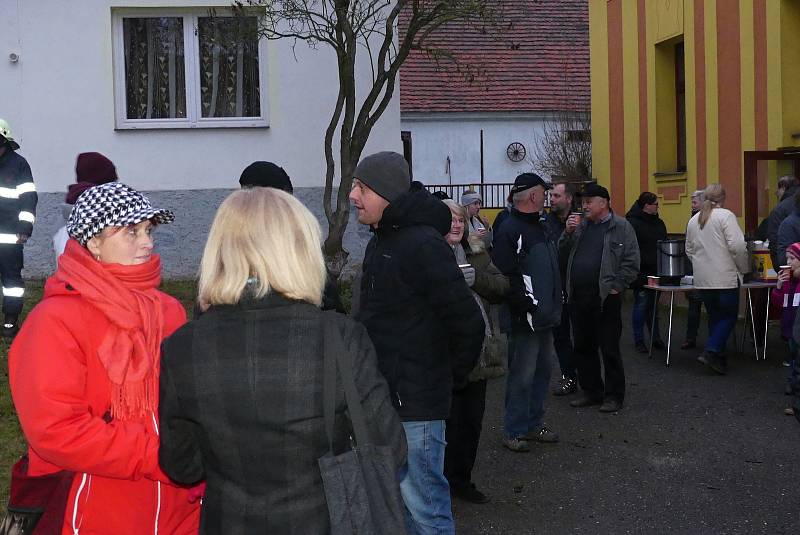 Rozsvícení vánočního stromku v Kolešovicích zpestřilo slavnostní předávání nového hasičského vozu.