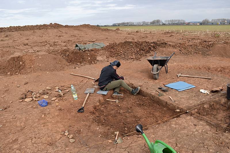 Na hlavní trase plánované dálnice D6 u Nesuchyně a Krupé probíhá archeologický průzkum, který provádí Česká společnost archeologická.