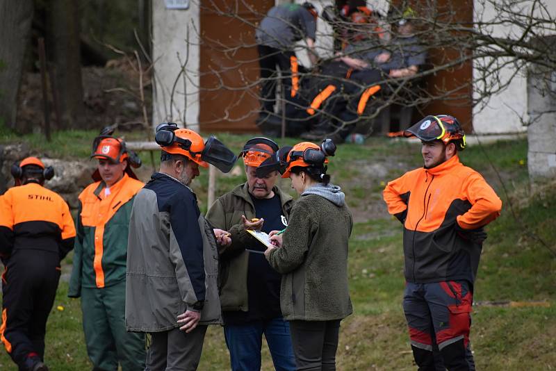 Dřevorubec junior. Mistrovství České republiky v práci s motorovou pilou pro žáky lesnických škol, areál Střední lesnické školy a SOU Křivoklát.