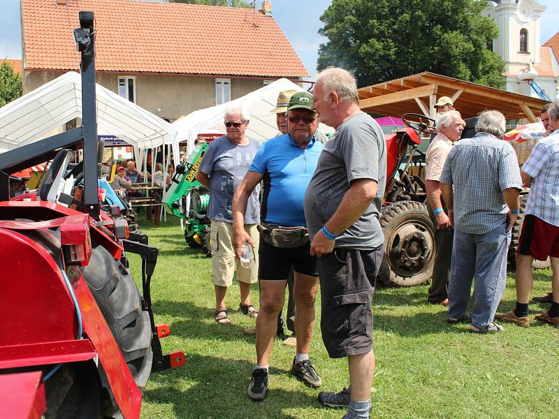 Na Hředelské traktoriádě návštěvníci obdivovali hlavně zetory