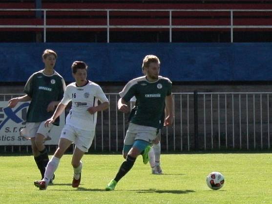 Starší dorost SK Rakovník (v zeleném) potvrdil v KP pozici favorita a Králův Dvůr porazil 3:0. 