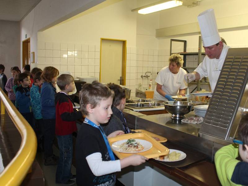 Šéfkuchaři ve školní jídelně ZŠ Nové Strašecí