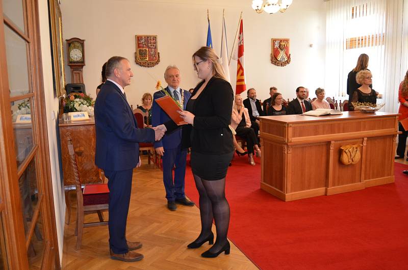 Na Městském úřadu v Novém Strašecí obdrželi maturitní vysvědčení studenti 4. A novostrašeckého gymnázia.