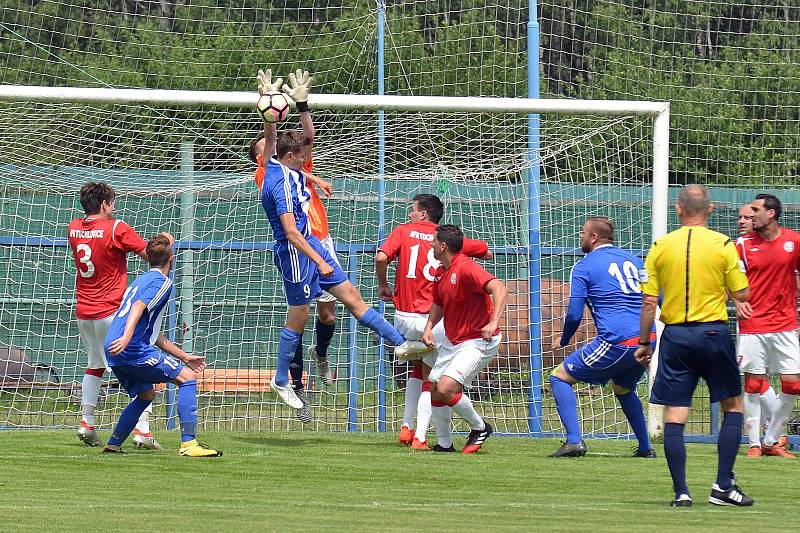 Novostrašečtí fotbalisté zdolali v regionálním derby Tuchlovice 6:3.