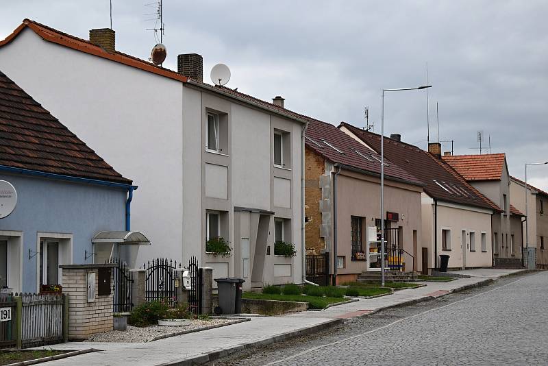 Z luženské tepny mizí "kočíčí hlavy", které k obci desítky let neodmyslitelně patřily. Opravena bude silnice i chodníky.